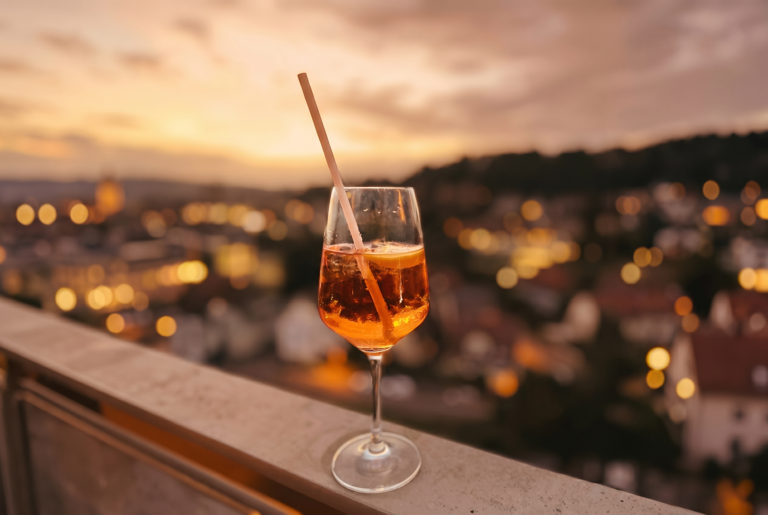 Aperol Spritz auf der Skybar der Westspitze mit Blick über Tübingen bei Sonnenuntergang
